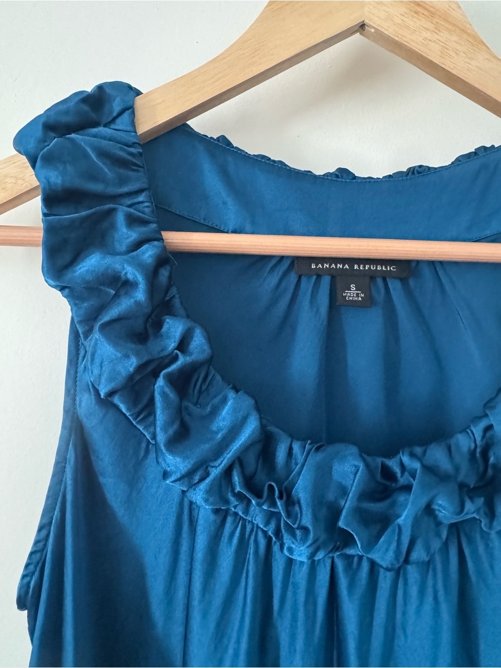 Banana Republic 100% Silk Ruffle Neck Blouse Top Teal Blue Sleeveless Size Small - Picture 3 of 6